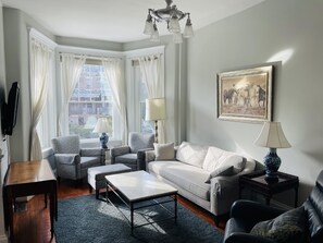 Interior -  Large 5 Bedroom Townhome 1.6 miles to White House.   Near Metro and bus lines (Washington)