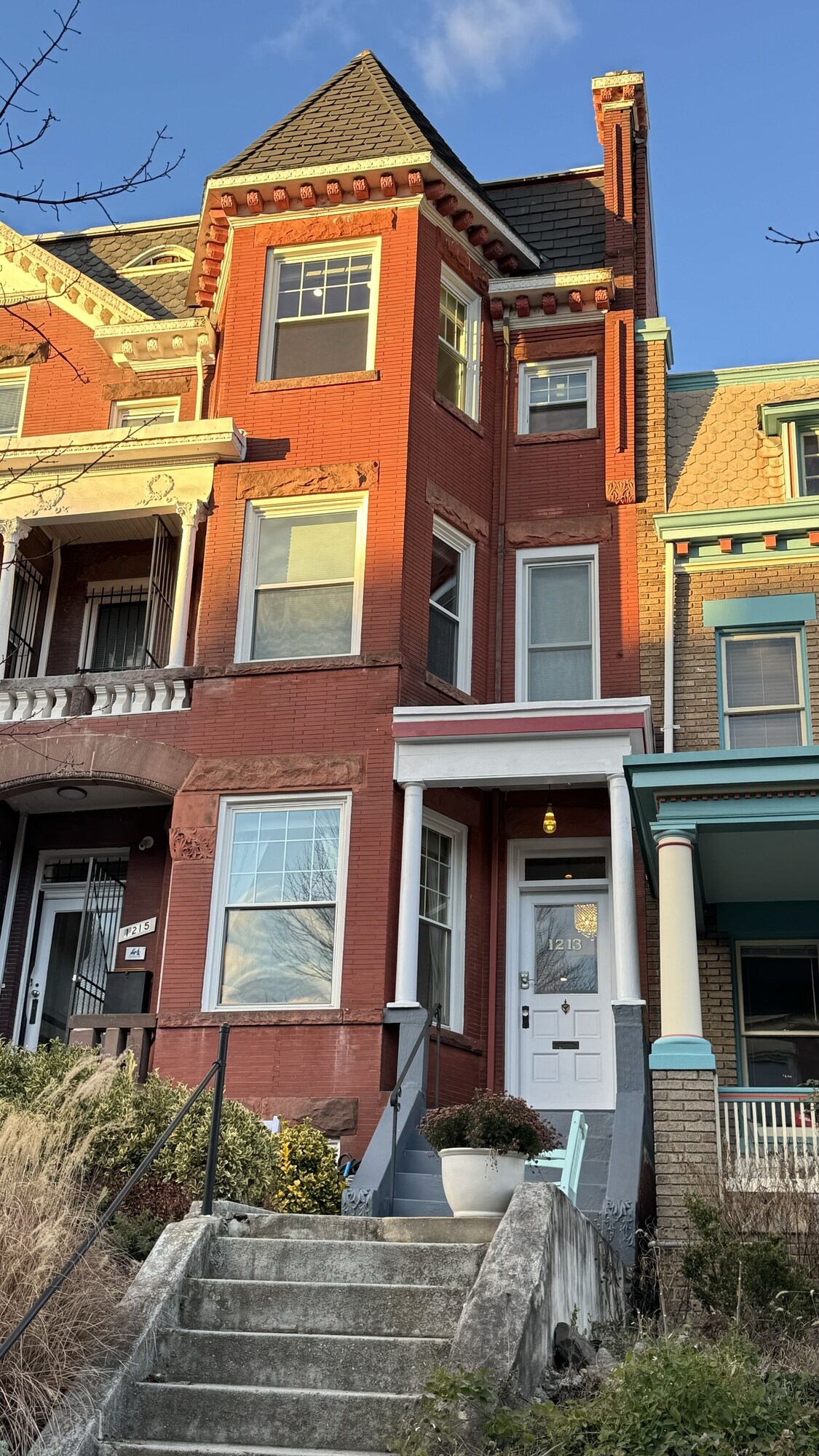 Beautiful Large 5 Bedroom Townhome 1.6 miles to White House. E-bikes available