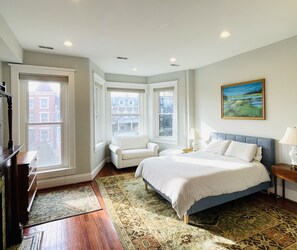 5 bedrooms, desk, iron/ironing board, travel cot -  Large 5 Bedroom Townhome 1.6 miles to White House.   Near Metro and bus lines (Washington)