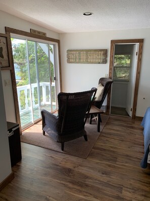 Smart TV, chimenea, videojuegos, futbolito