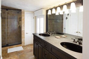 Douche, sèche-cheveux, serviettes fournies, savon