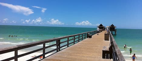 Sulla spiaggia, lettini da mare, teli da spiaggia