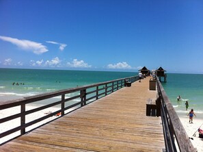 On the beach, sun-loungers, beach towels - Beach block near Pier shops and restaurants, Historic cottage 3 bedrooms 2 1/2 B (Naples)