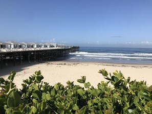 Ubicación cercana a la playa y tumbonas
