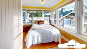 6 bedrooms, iron/ironing board, free WiFi, bed sheets