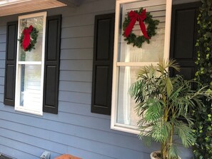 Exterior detail - Admiral's Cocktail Cove Lake Lanier (Gainesville)