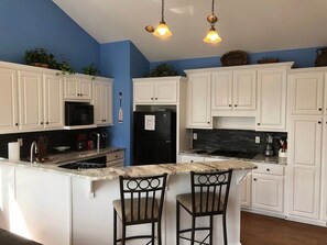 Fridge, microwave, oven, stovetop - Admiral's Cocktail Cove Lake Lanier (Gainesville)