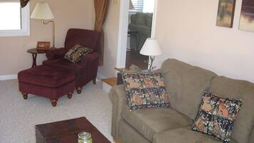 Een smart-tv, tafelvoetbal, een tafeltennistafel en boeken