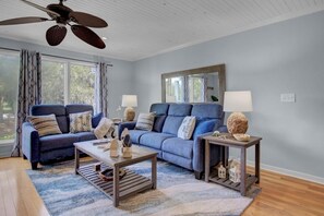 Fernseher, Tischtennisplatte, Drucker