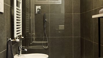 Doppia Deluxe | Bagno | Doccia, soffione a pioggia, asciugacapelli, bidet