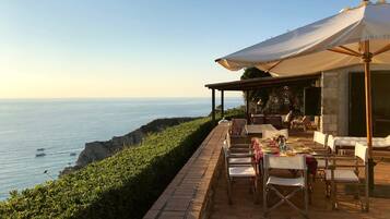 屋外ダイニングエリア