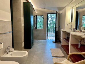 シャワー付き浴槽、ヘアドライヤー、ビデ、タオル