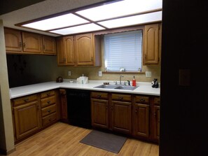 Kylskåp, mikrovågsugn, ugn och spishäll