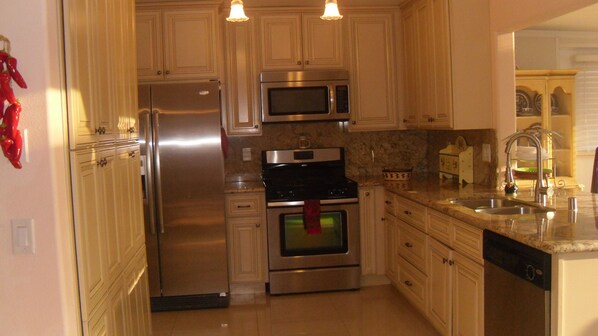 Refrigerador, microondas, horno y parrilla de estufa 