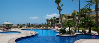 Condominio tranquilo y seguro de 2 dormitorios adyacente a la calle en Cabo Real Great View