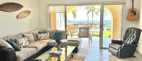 Televisio, DVD-soitin, kirjoja, stereot