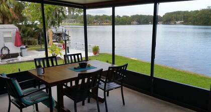 Homosassa Riverfront Retreat - Relax & Enjoy!