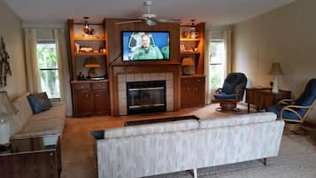 Smart-tv, een dvd-speler, boeken en een muziekbibliotheek