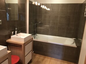 Ensemble douche/baignoire, sĂšche-cheveux, serviettes fournies, savon