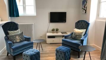 TV, lettore DVD, libri, impianto stereo