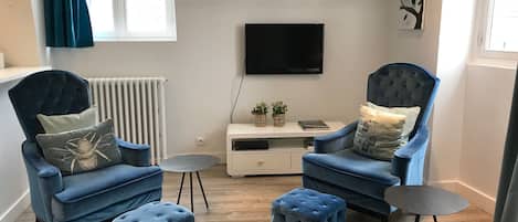 Televisión, reproductor de DVD, libros, estéreo