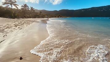 En la playa, camastros y toallas de playa