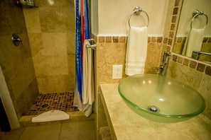 Douche, sĂšche-cheveux, serviettes fournies