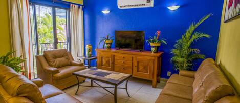 Una televisión, una chimenea