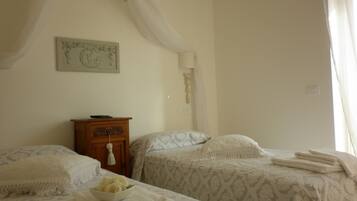 4 bedrooms, iron/ironing board, WiFi, bed sheets