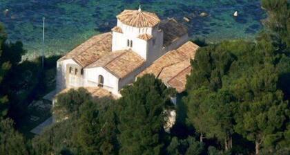 Huvila uima-altaalla upotettuna Le Marchen kukkuloille: iso puutarha, poreallas + sauna ja muut