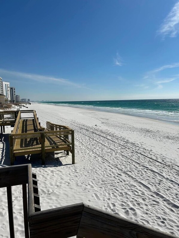 Playa en los alrededores y camastros 