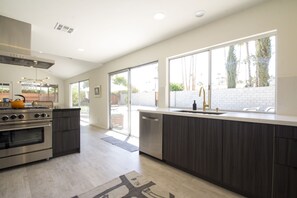 Een koelkast, een magnetron, een oven, een kookplaat