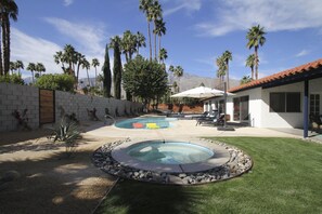 Een buitenzwembad, een verwarmd zwembad