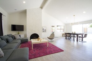 Smart TV, fireplace, books, music library - Relaxation, Mountain Views, ECO upgrades, Design, Saltwater Pool/Spa! (Palm Springs)