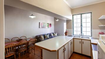 Cottage (Jacaranda 8) | Private kitchen | Full-sized fridge, microwave, oven, stovetop
