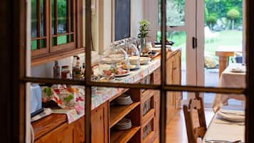 Daily full breakfast (ZAR 150.00 per person)
