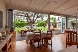 Se ofrece un desayuno completo (150.00 ZAR por persona)