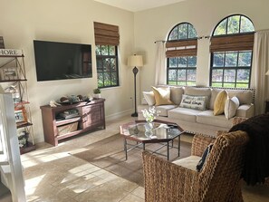 Flat-screen TV, DVD player, computer monitors - Updated coastal chic townhome in Naples. Come see for yourself! (Naples)