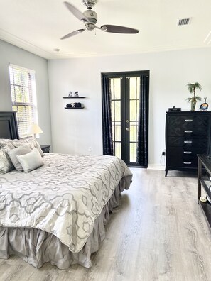 3 habitaciones, escritorio y tabla de planchar con plancha 