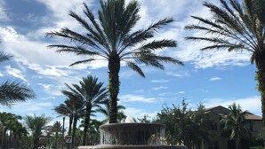 Una fuente rodeada de palmeras bajo un cielo despejado.
