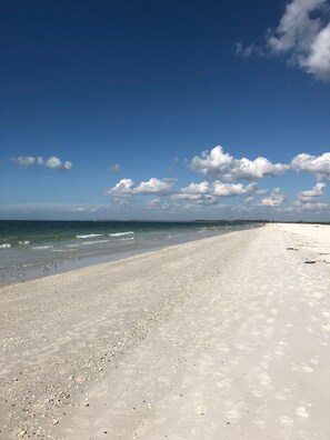 Sun-loungers - Updated coastal chic townhome in Naples. Come see for yourself! (Naples)