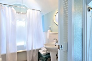 Bathtub, hair dryer, towels - Key West Wabi Sabi - Authentic Downtown Cottage w Pool - Steps Off Duval (Key West)