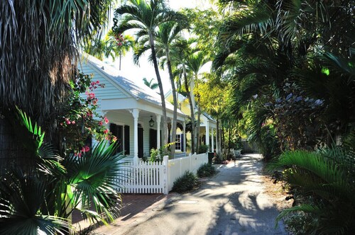 Key West Wabi Sabi - Authentic Downtown Cottage w Pool - Steps Off Duval