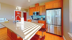 Geladeira, micro-ondas, fogão, cooktop