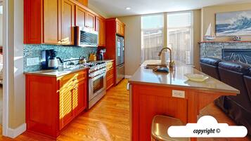Refrigerador, microondas, horno, placa de cocina