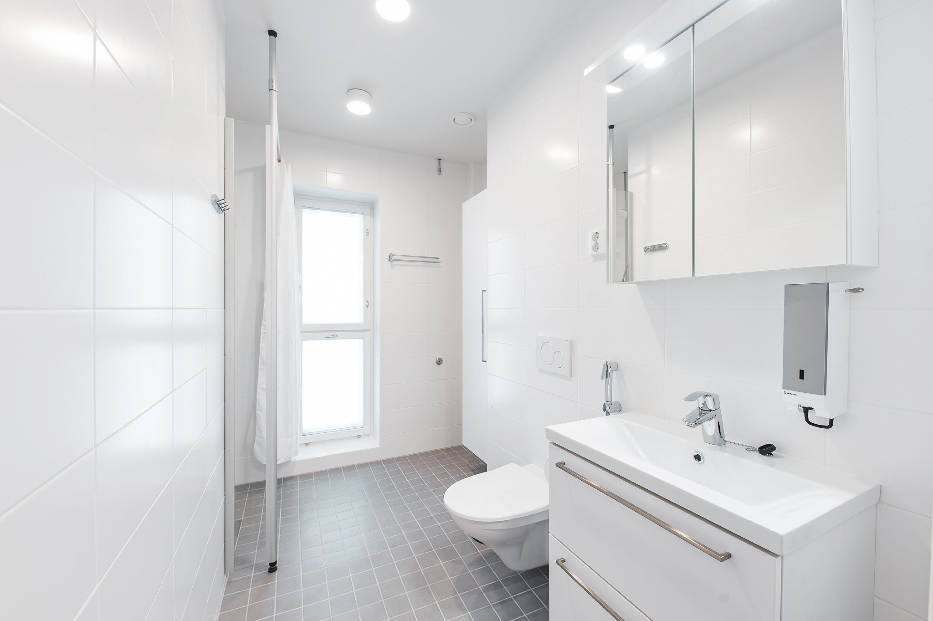 Estudio clásico | Baño | Regadera, secadora de cabello, bidet, toallas 