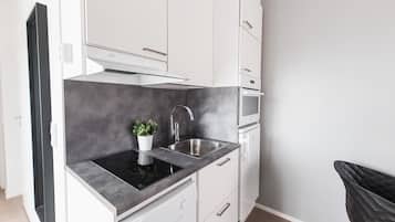 Frigorífico, microondas, horno y placa de cocina
