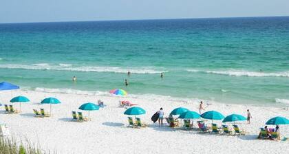 Acceso privado a la playa en el edificio frente al golfo.