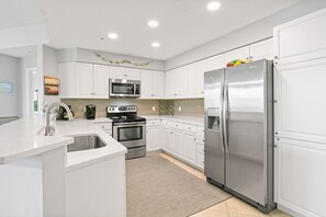 Réfrigérateur, four à micro-ondes, un four, surface de cuisson
