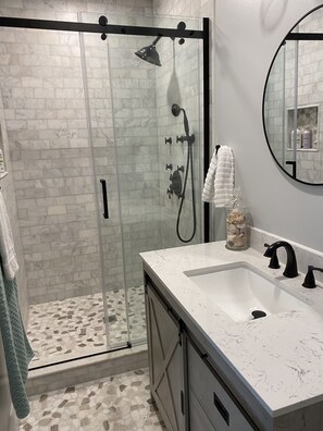 Kombinert dusj/badekar, hårføner og håndklær